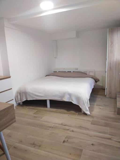 2 Piece Avec Terrasse Ensoleille Apartment Suresnes Exterior photo